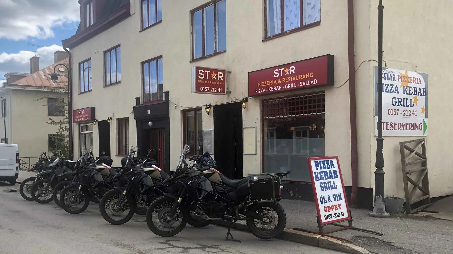 Star Pizzerias fasad på Landsvägsgatan 37 i Malmköping, med skylten ST★R Pizzeria & Restaurang.